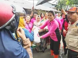 Bhayangkari Polda Sumut Bantu Masyarakat Terdampak Banjir di Tebingtinggi