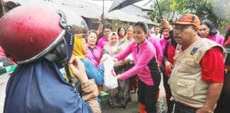 Bhayangkari Polda Sumut Bantu Masyarakat Terdampak Banjir di Tebingtinggi