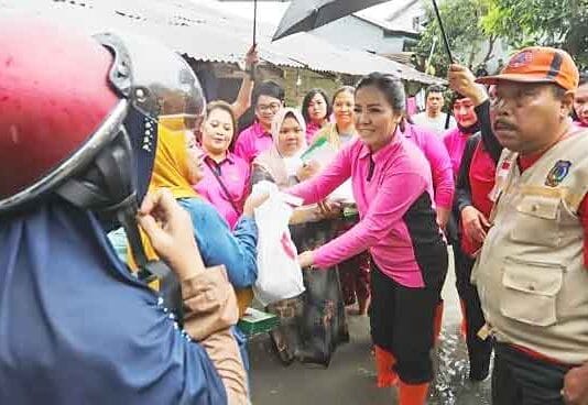 Bhayangkari Polda Sumut Bantu Masyarakat Terdampak Banjir di Tebingtinggi