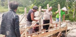 Bhabinkamtibmas Desa Unjur Membangun Jembatan di Rumah yang Dikelilingi Parit