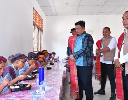 Bupati Samosir Bersama DPC Gerindra Berikan Makanan Bergizi ke Pelajar SMPN 1 Pangururan