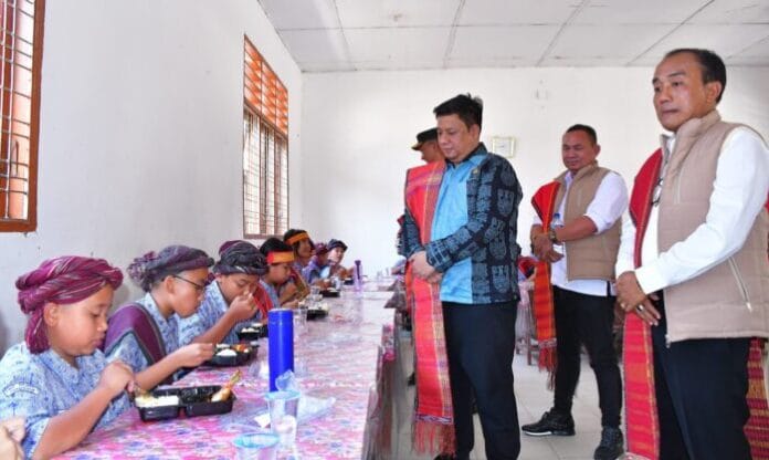 Bupati Samosir Bersama DPC Gerindra Berikan Makanan Bergizi ke Pelajar SMPN 1 Pangururan