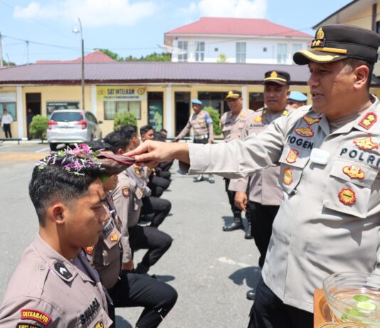 Kapolres Pematangsiantar Sambut 10 Personel Bintara Remaja dengan Tradisi Penyiraman Air Kembang