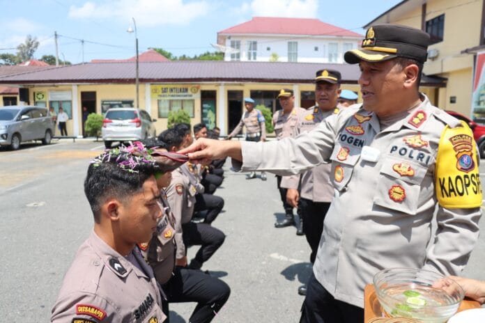 Kapolres Pematangsiantar Sambut 10 Personel Bintara Remaja dengan Tradisi Penyiraman Air Kembang