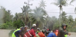 Banjir di Nisel, Polisi Bantu dan Evakuasi Warga dengan Sigap