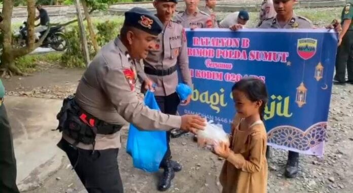 Brimob Poldasu Bersama Kodim 0204/DS Bagikan 200 Paket Takjil untuk Warga Tebingtinggi