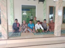 Bhabinkamtibmas dan Sekcam Salat Jumat Berjemaah di Masjid Al Manar