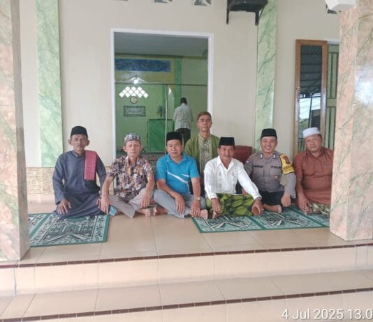 Bhabinkamtibmas dan Sekcam Salat Jumat Berjemaah di Masjid Al Manar
