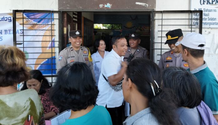 Polsek Siantar Selatan Amankan Pembagian Bantuan Pangan Beras 2025 di Kelurahan Aek Nauli