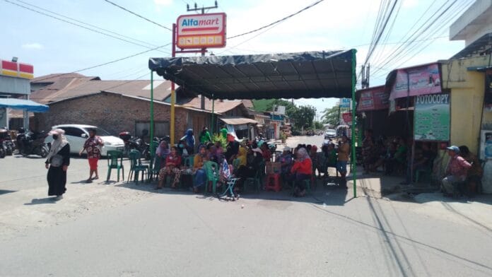 Warga di Tanjung Morawa Blokir Jalan Protokol, Tuntut Janji Pengaspalan