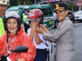 Sambut HUT ke-80 RI, Kapolres Pematangsiantar Bagi-bagi Helm dan Bendera Kepada Pengendara Sepeda Motor