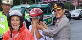 Sambut HUT ke-80 RI, Kapolres Pematangsiantar Bagi-bagi Helm dan Bendera Kepada Pengendara Sepeda Motor