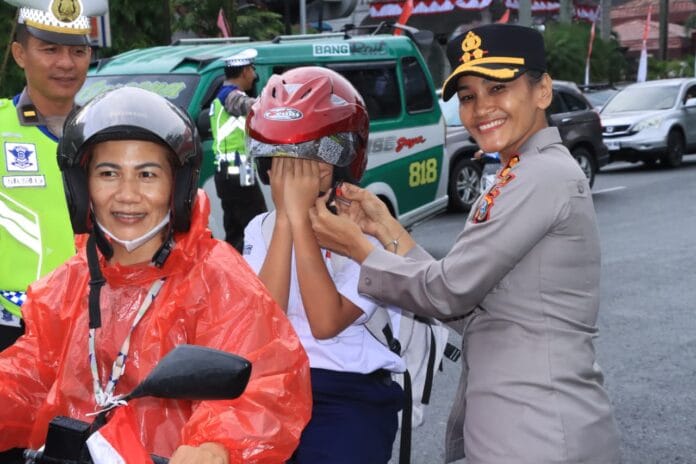 Sambut HUT ke-80 RI, Kapolres Pematangsiantar Bagi-bagi Helm dan Bendera Kepada Pengendara Sepeda Motor