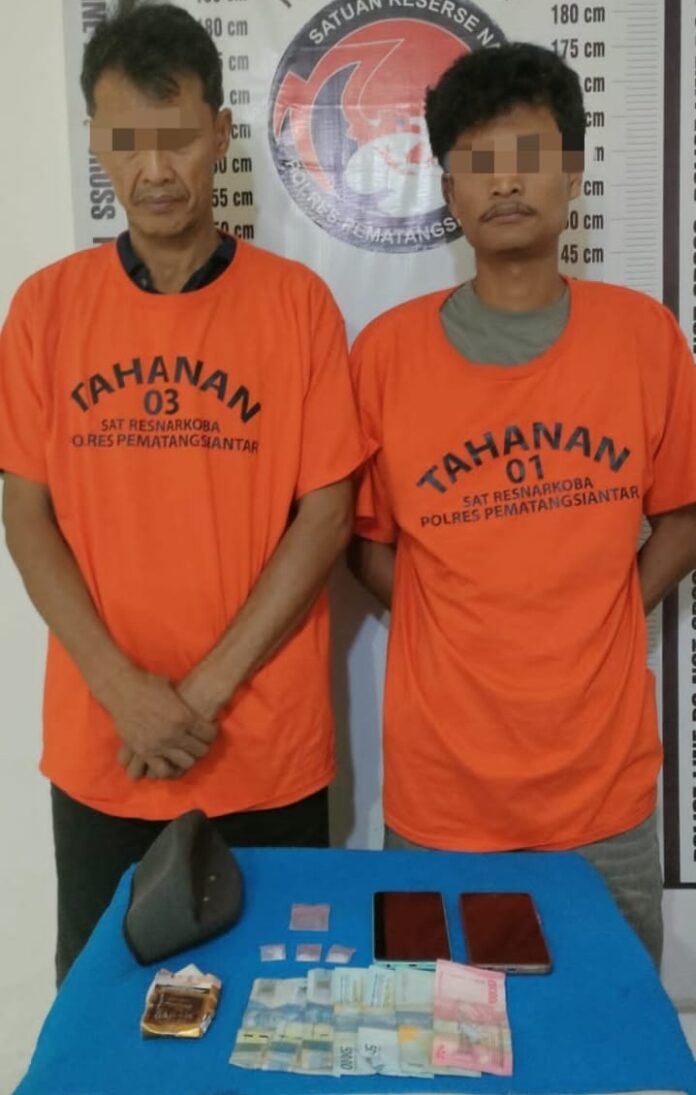 IMG-20251002-WA0079 Polres Pematangsiantar Amankan 2 Laki-laki dan 3 Paket Sabu di Jalan Pesantren
