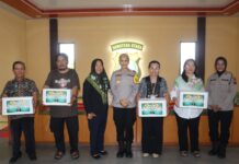 Kapolres Pematangsiantar Serahkan Bingkisan kepada Wartawan Unit yang Rayakan Natal 2025