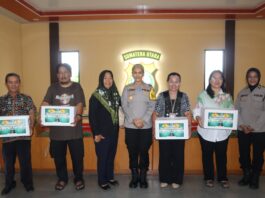 Kapolres Pematangsiantar Serahkan Bingkisan kepada Wartawan Unit yang Rayakan Natal 2025