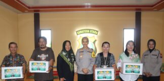Kapolres Pematangsiantar Serahkan Bingkisan kepada Wartawan Unit yang Rayakan Natal 2025