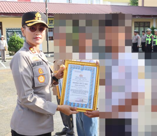 Kapolres Pematangsiantar Berikan Penghargaan ke Masyarakat Berperan Aktif Cegah Penyalahgunaan Narkotika