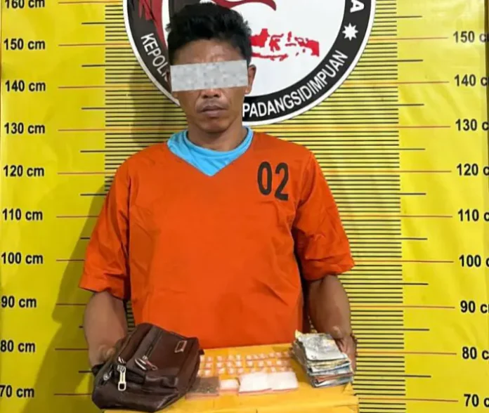 Puluhan Paket Sabu dan Ganja Disita, Pengedar 44 Tahun Dibekuk Polisi Puluhan Paket Sabu dan Ganja Disita, Pengedar Dibekuk Polisi