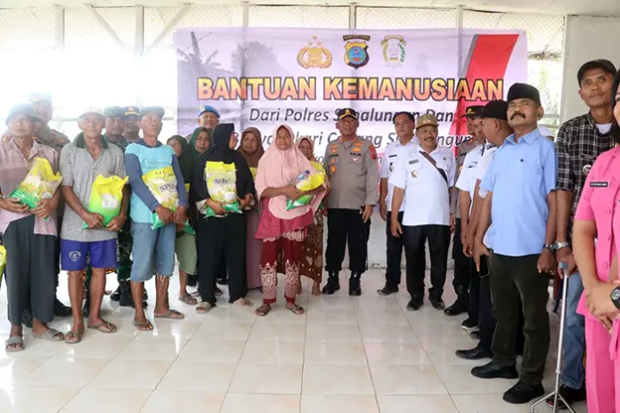 Kapolres Simalungun Salurkan Bantuan Kemanusiaan bagi Korban Angin Puting Beliung di Pematang Bandar Kapolres Simalungun Salurkan Bantuan Kemanusiaan